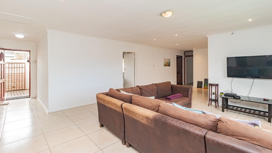 5 Bedroom Property for Sale in Sunnydale Western Cape